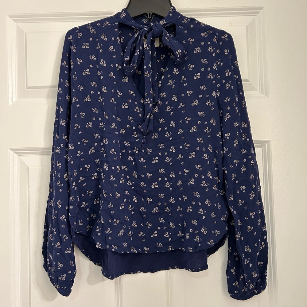 3 for $15 🌸 Wild Blue Floral Tie Neck Blouse sz S